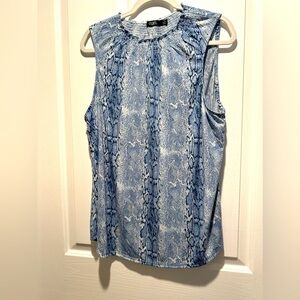 Women’s lightweight sleeveless top. Size XLarge.